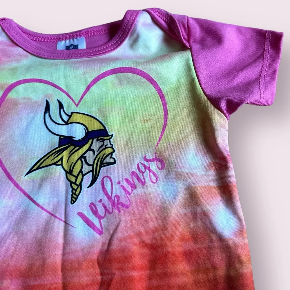 Baby NFL Team Apparel Minnesota Vikings Pink One Piece Field Graphic Sz 6-9 M - Picture 4 of 7